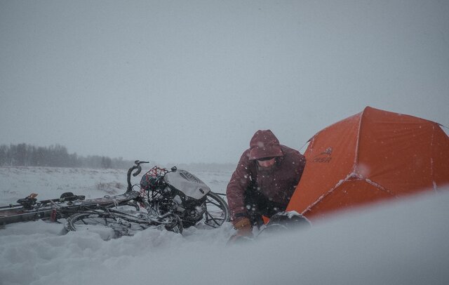 Andreas ble kjent da han vraket bilen sin og lagde film om å ta sykkelen fatt i stedet. Med både ski, klatreutstyr og stisykkel bakpå, drar Andreas på utrolige turer i nord og har lagd flere filmer om dette.